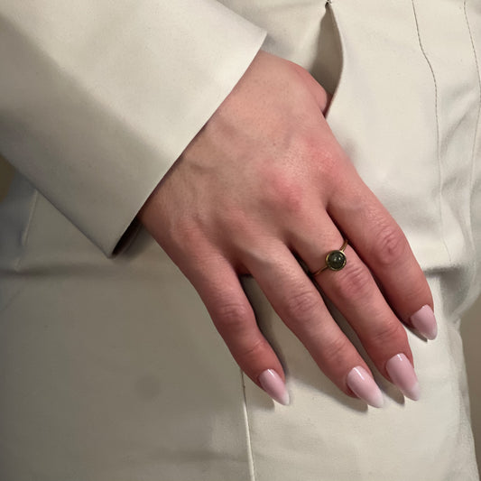bague kate labradorite doré sur main