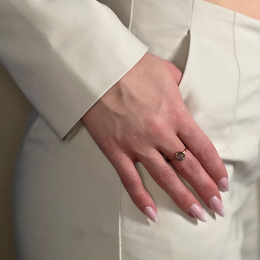 bague kate améthyste doré sur main
