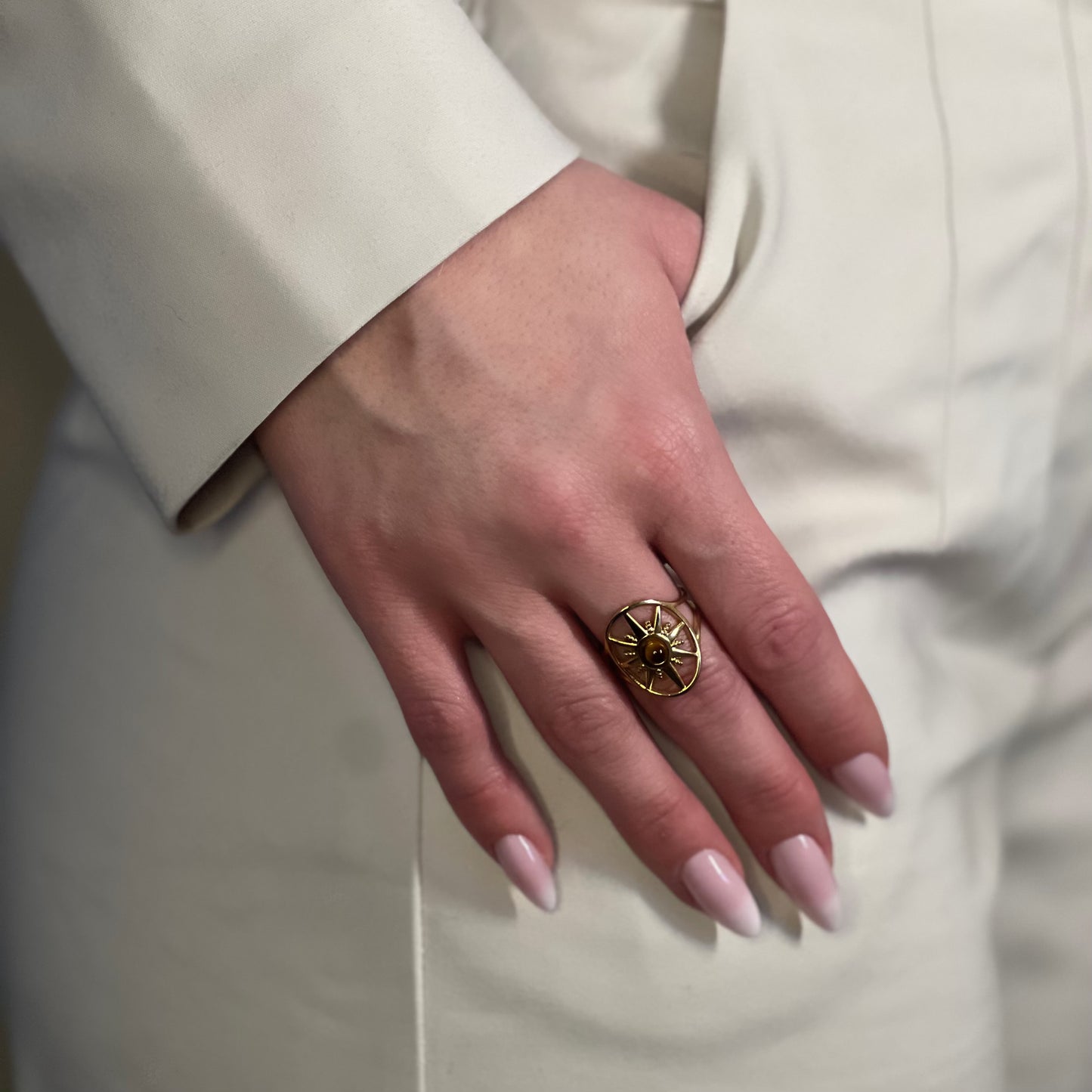 bague nova oeil de tigre doré sur main