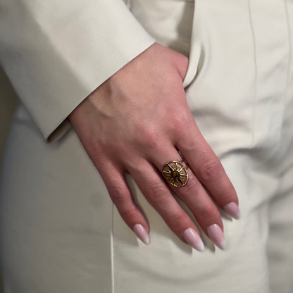 bague nova oeil de tigre doré sur main