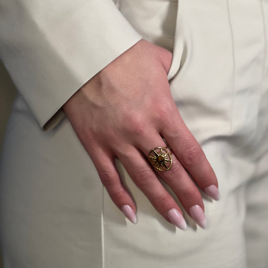 bague nova oeil de tigre doré sur main