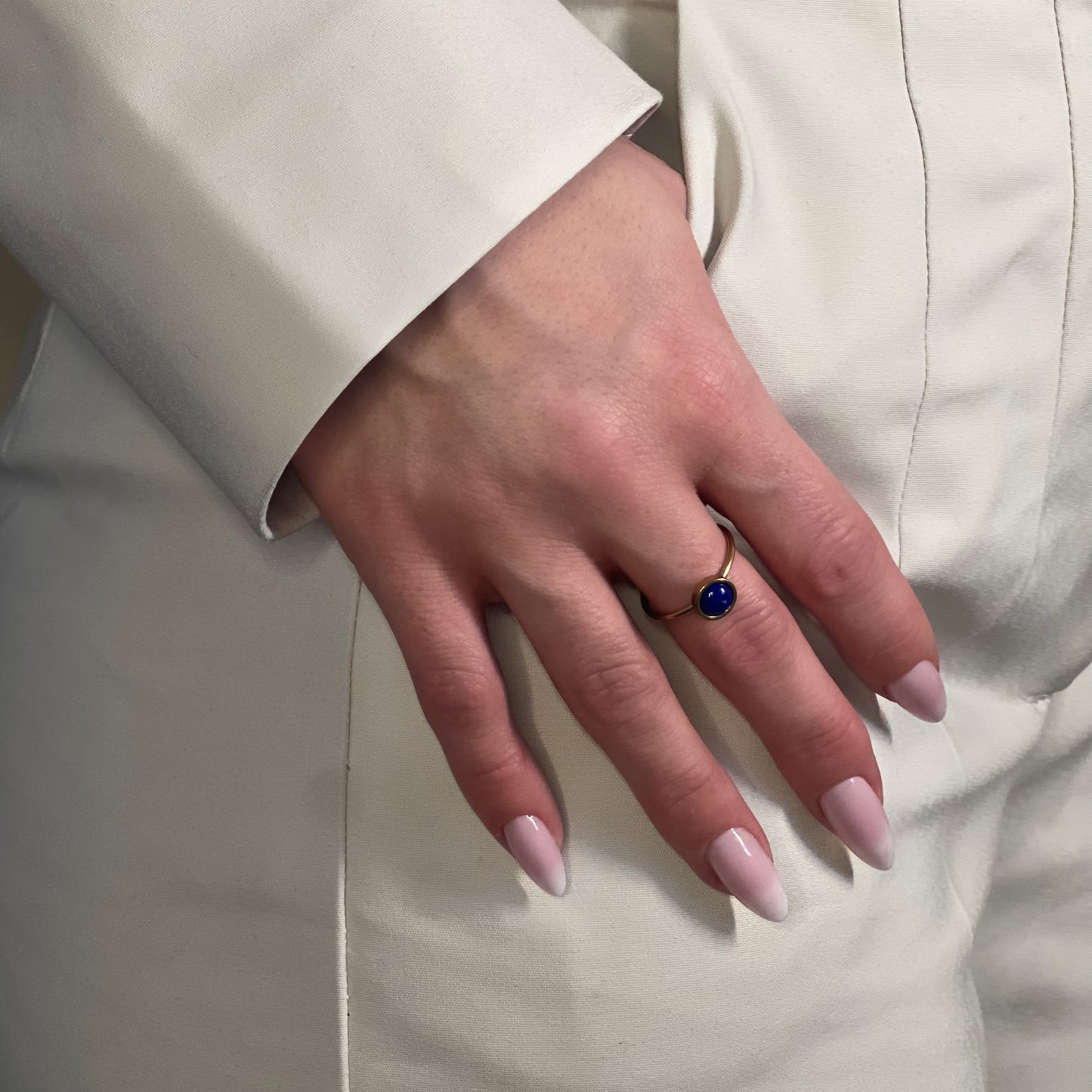 bague kate lapis-lazuli doré sur main
