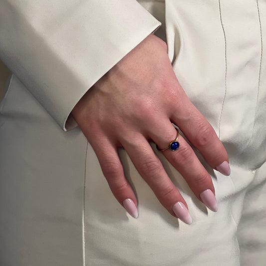 bague kate lapis-lazuli doré sur main
