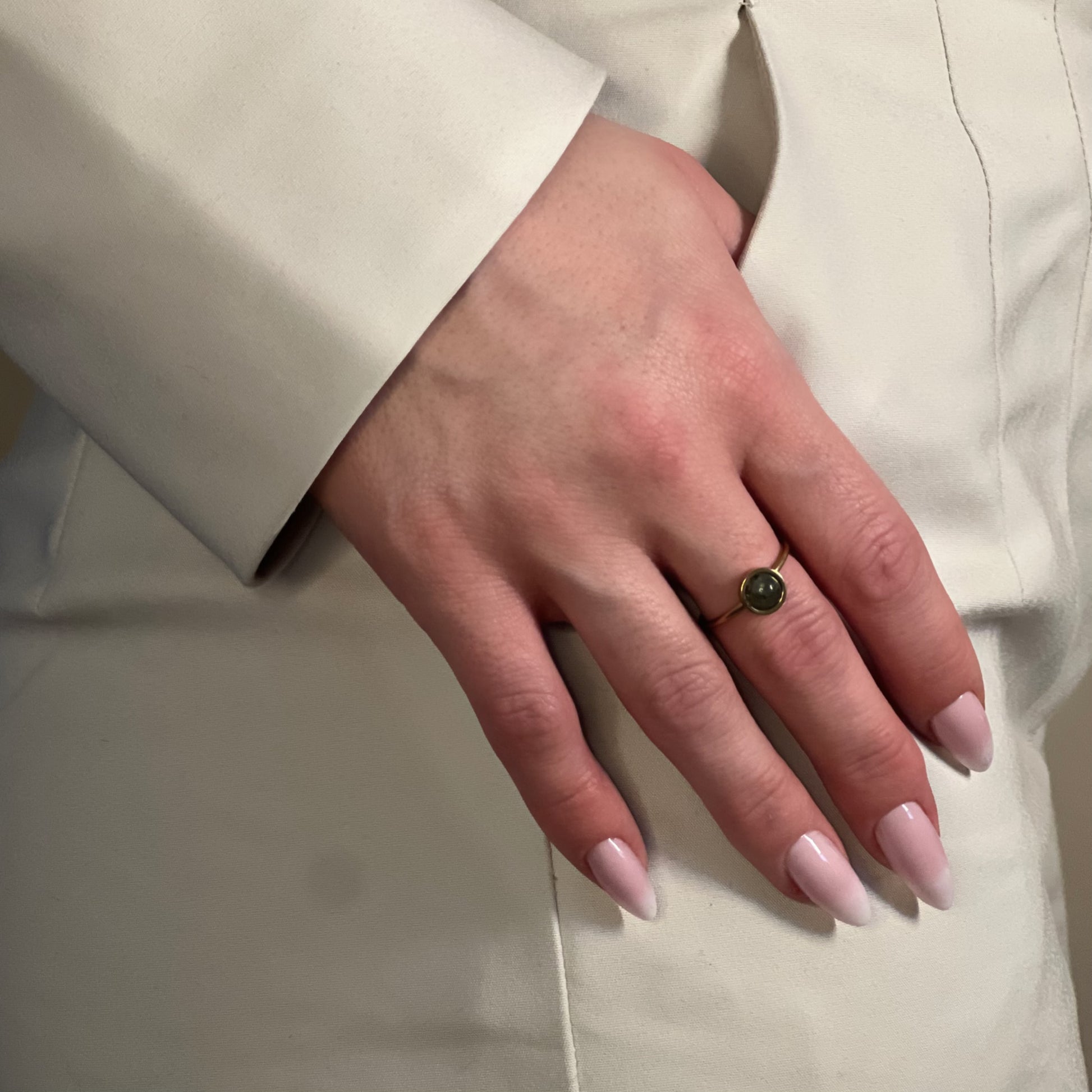 bague kate labradorite doré sur main