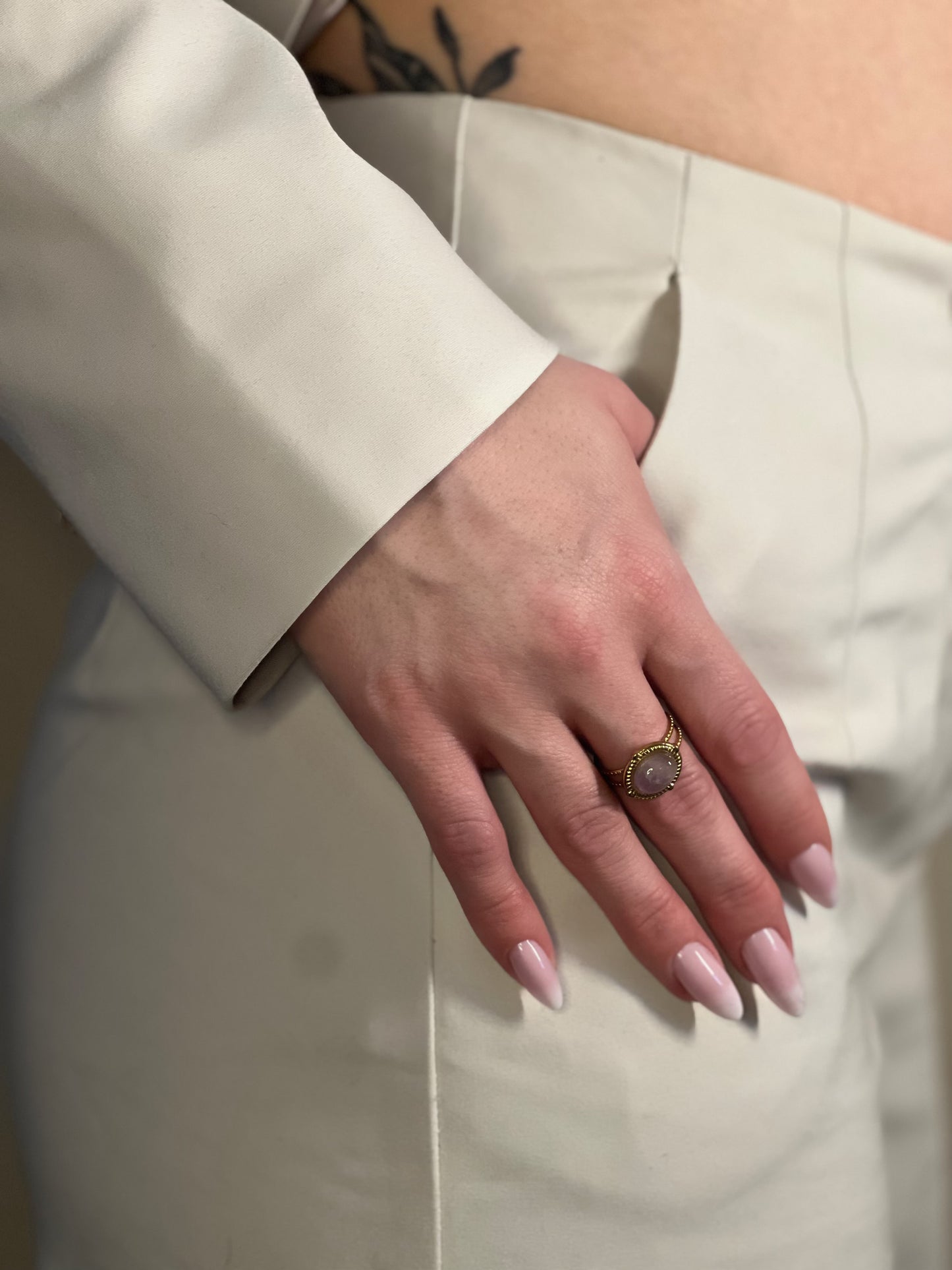 bague peaky améthyste doré sur main