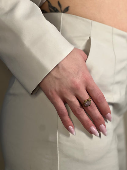 bague peaky améthyste doré sur main