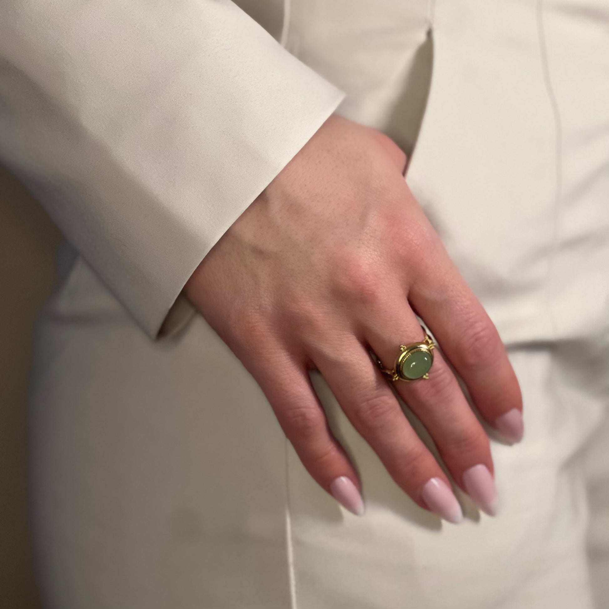 bague thyana aventurine verte doré sur main