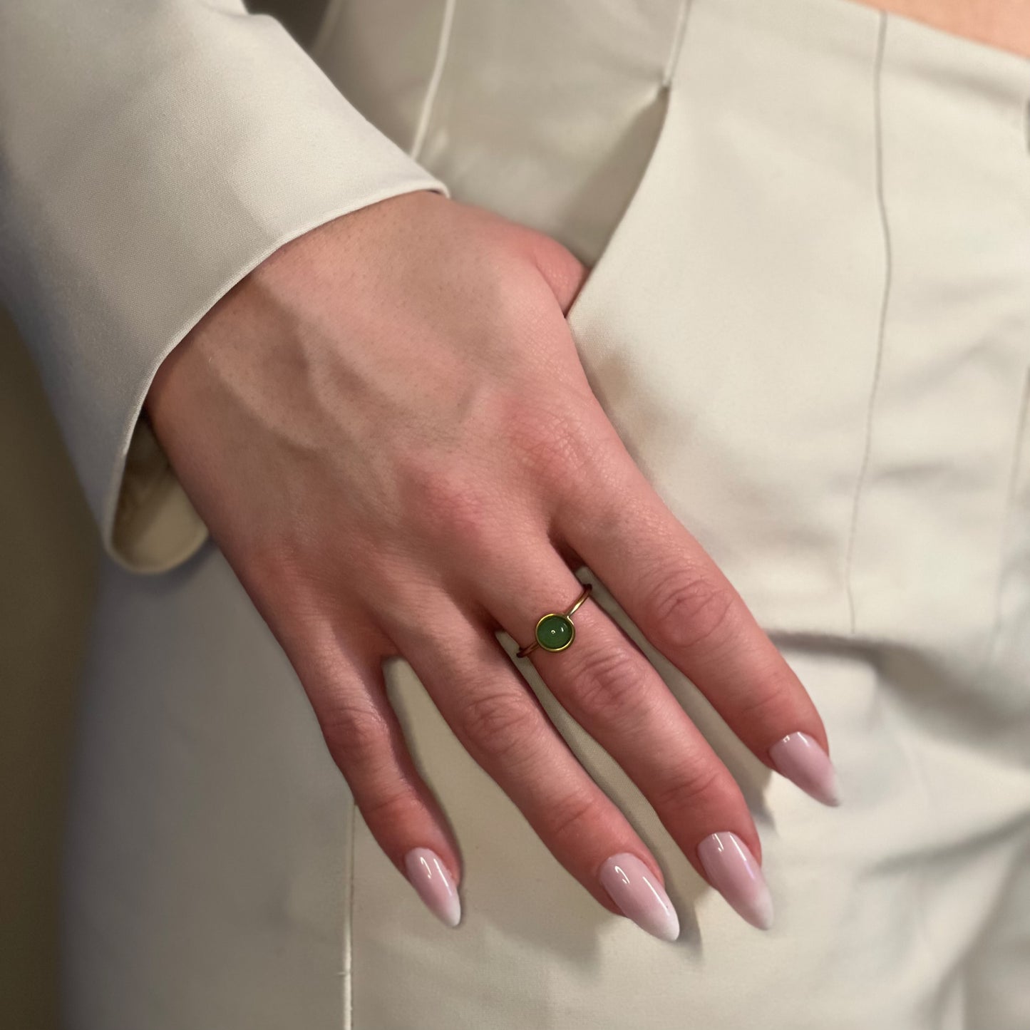 bague kate aventurine verte doré sur main