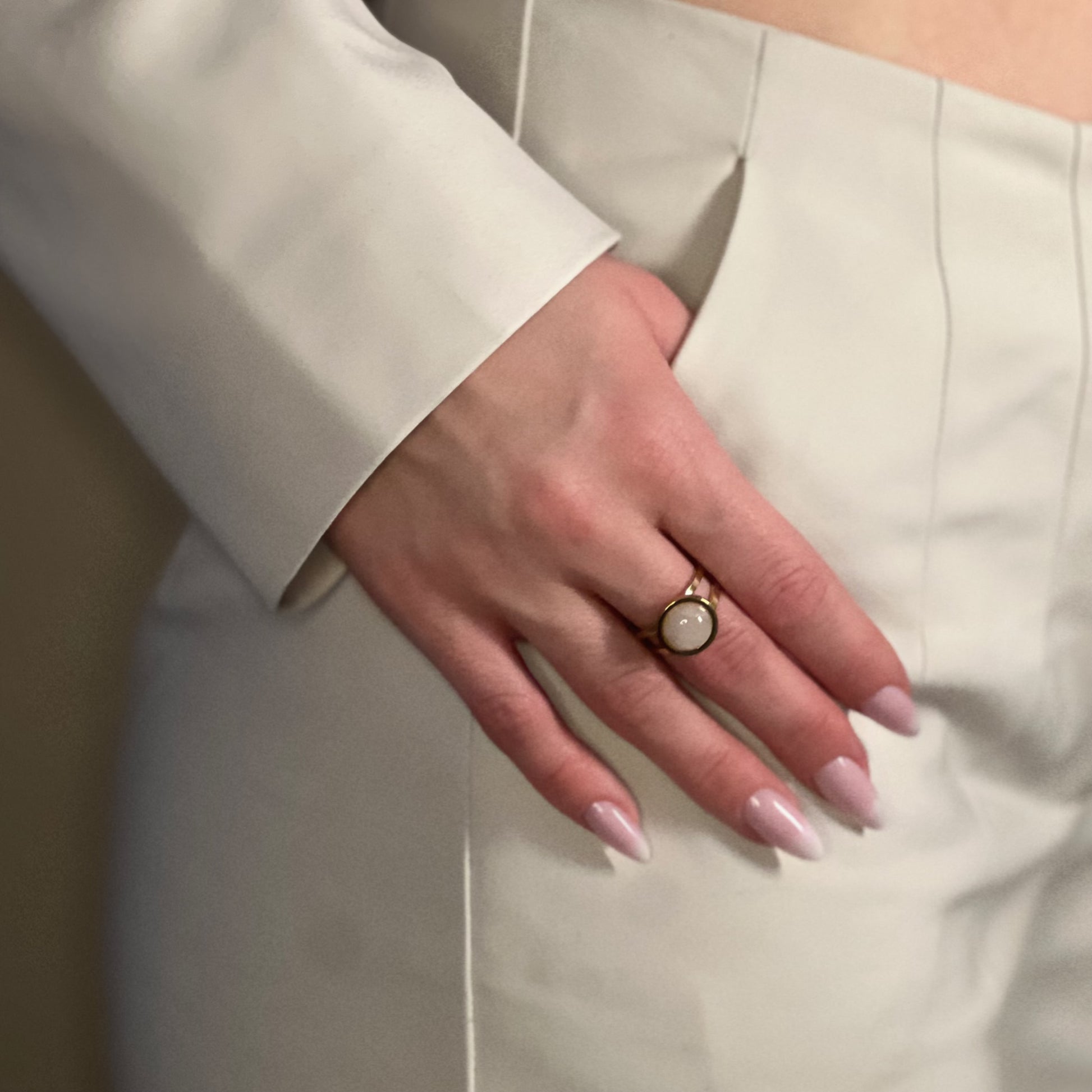 bague bora quartz rose doré sur main