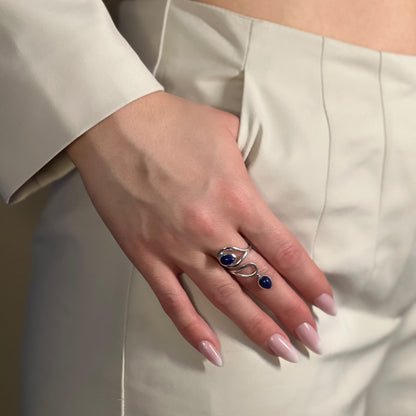 bague dahlia lapis-lazuli doré sur main