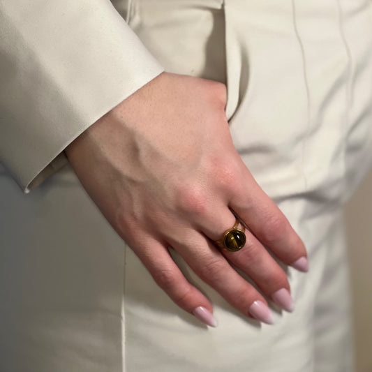 bague bora oeil de tigre doré sur main