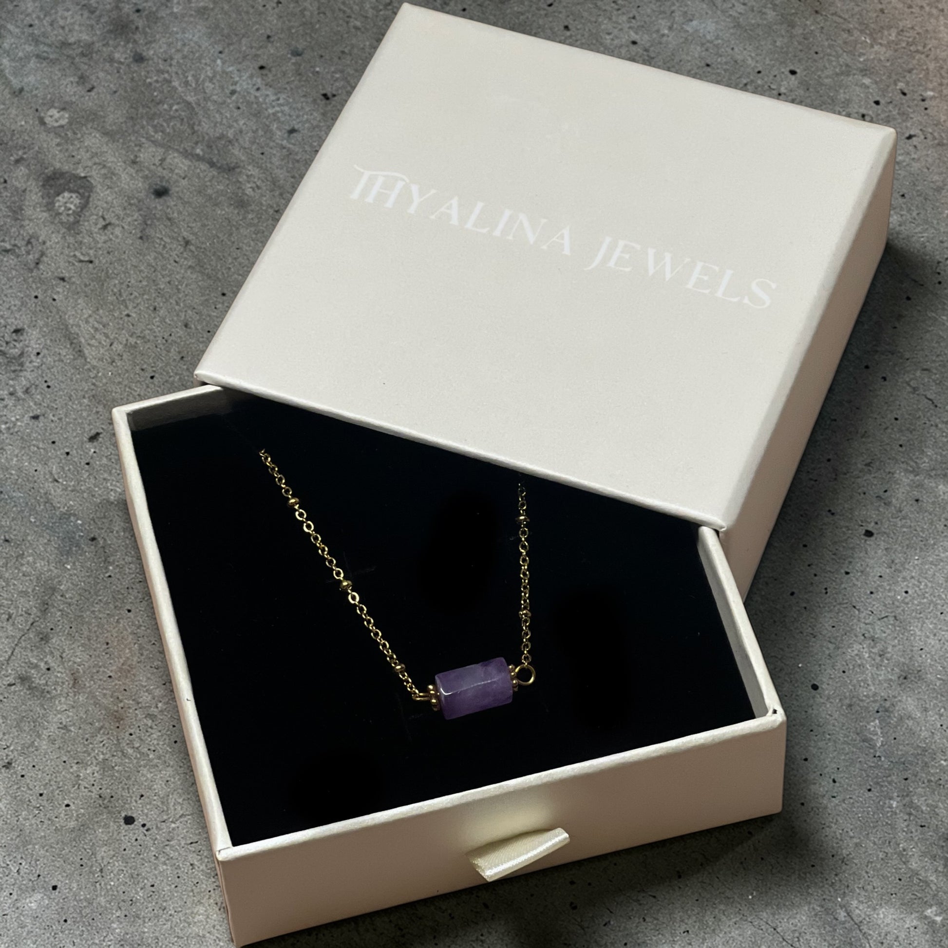 Bracelet cléa en améthyste doré dans son packaging